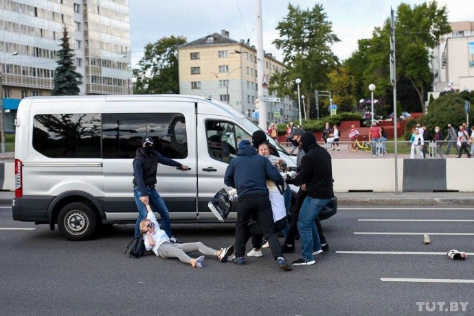 У Мінську затримали 250 протестувальників, відключили інтернет і закрили сім станцій метро: «Марш героїв» триває У Мінську затримали 250 протестувальників, відключили інтернет і закрили сім станцій метро: «Марш героїв» триває
