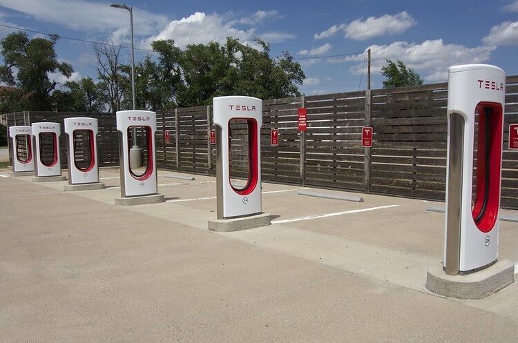 На зарядних станціях Tesla платно заряджаються лише електромобілі Tesla, решта - безкоштовно На зарядних станціях Tesla платно заряджаються лише електромобілі Tesla, решта - безкоштовно