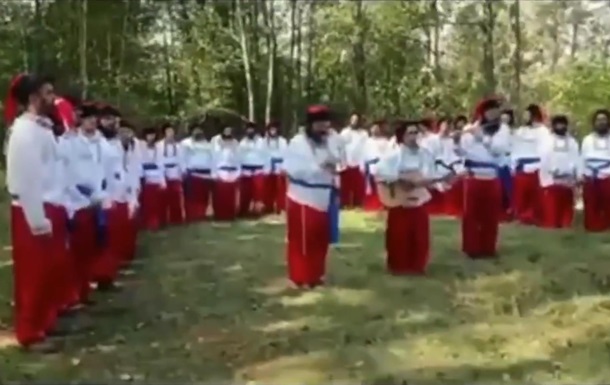 скрін-шот Хасиди, що застрягли на кордоні, одяглися в українські костюми і виконали гімн України
