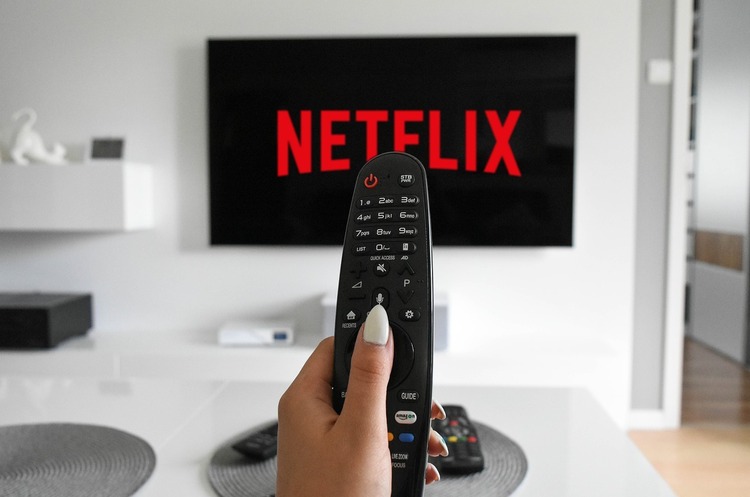 Netflix найняла українські студії озвучення для дубляжу своїх проєктів Netflix найняла українські студії озвучення для дубляжу своїх проєктів