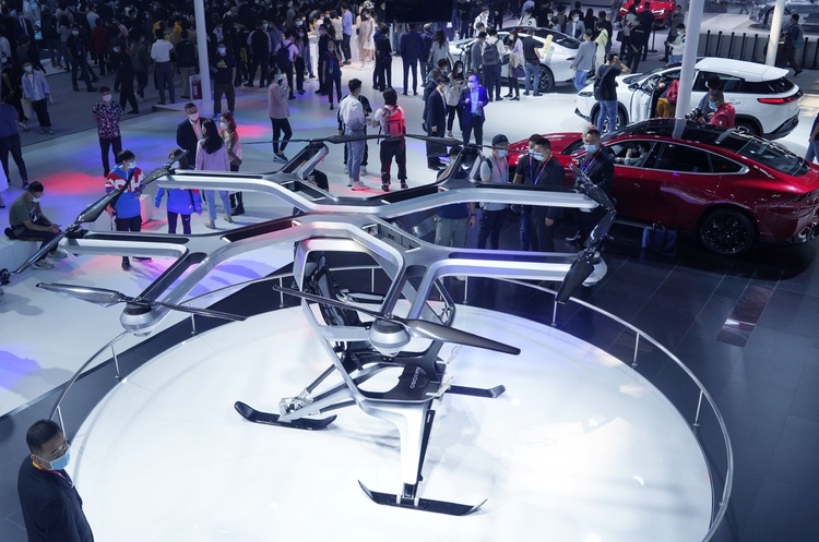 Китайський конкурент Tesla показав своє перше електричне літаюче авто Китайський конкурент Tesla показав своє перше електричне літаюче авто