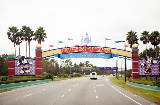 Disney звільнить 28 000 співробітників парків розваг через епідемію коронавірусу Disney звільнить 28 000 співробітників парків розваг через епідемію коронавірусу