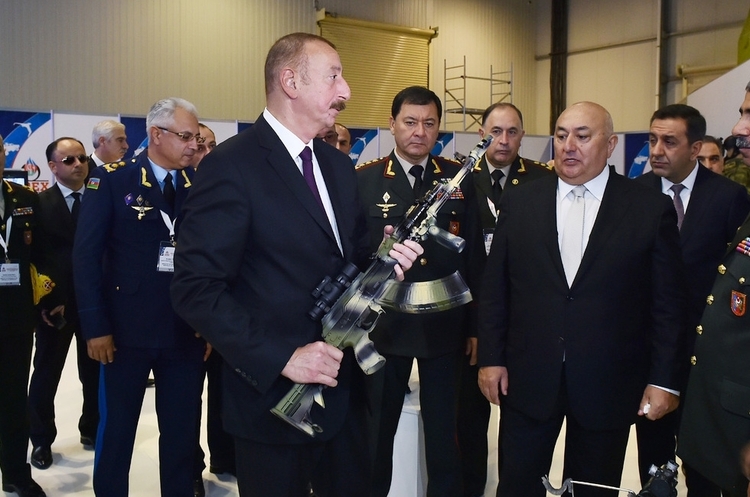 Президент Азербайджану Ільхам Алієв оглядає нові зразки зброї Рука, що дає: як Туреччина допомагає Азербайджану в Карабаху