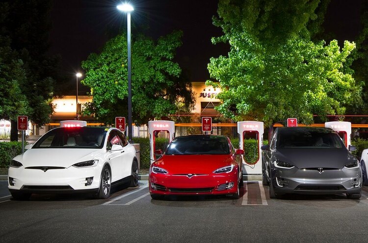 Tesla зробить паркування простішим, але за це доведеться добре заплатити Tesla зробить паркування простішим, але за це доведеться добре заплатити