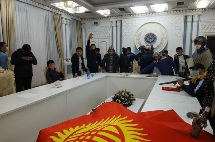 фото RFE Протестувальники в Киргизстані захопили урядові будівлі і визволили з СІЗО екс-президента