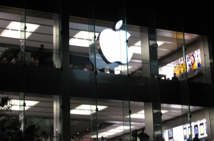 Позбавитись від конкурентів: Apple припинила продавати продукти інших компаній Позбавитись від конкурентів: Apple припинила продавати продукти інших компаній