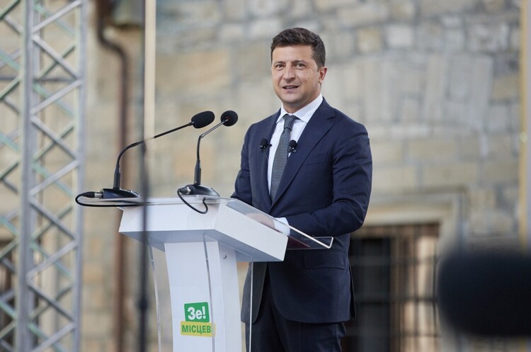 Президент України Володимир Зеленський Зеленський про резиденцію в Конча-Заспі: Для мене це просто готель, шукаємо нове місце