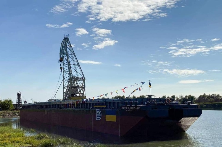 Міністр інфраструктури Владислав Криклій В Одеській області спустили на воду баржу українського виробництва