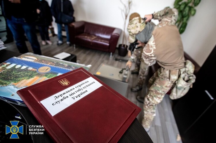 ДАБІ викрили на масштабній незаконній видачі дозвільних документів (ДОПОВНЕНО) ДАБІ викрили на масштабній незаконній видачі дозвільних документів (ДОПОВНЕНО)