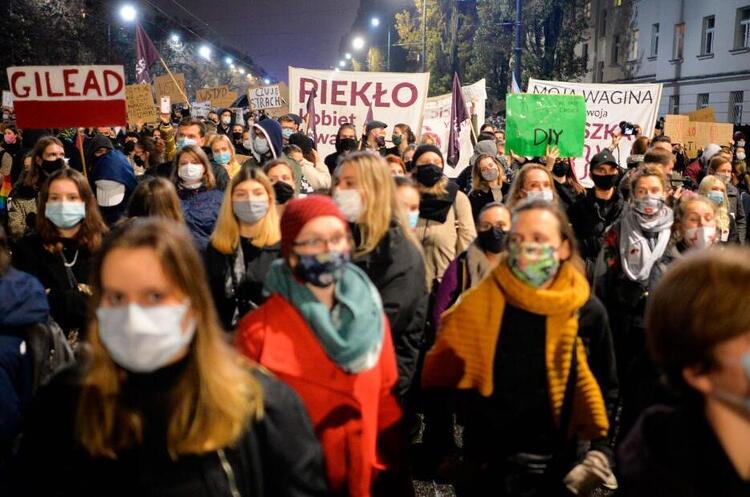 фото АР У Польщі пройшли масові протести проти заборони абортів
