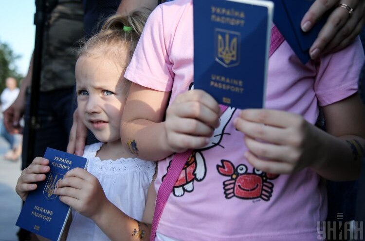 Ілюстративне фото Рада дозволила змінювати по батькові усім українцям після 14 років