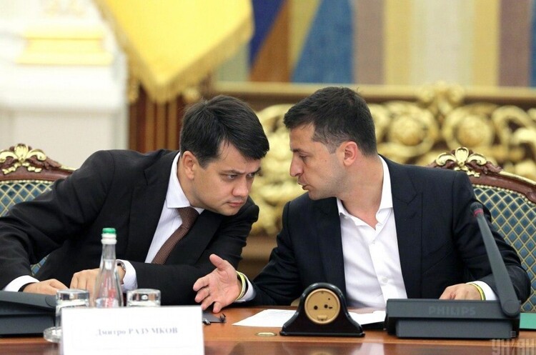 Ліворуч: спікер ВРУ Дмитро Разумков, праворуч президент України Володимир Зеленський Антикорупційний комітет підтримав законопроєкт Разумкова, Зеленського – не розглядав