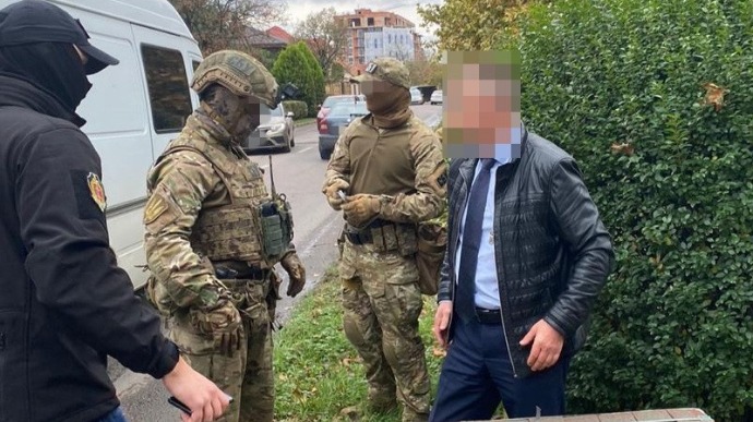 На Закарпатті викрили чиновників, які за пів мільйона обіцяли не перешкоджати «Великому будівництву» На Закарпатті викрили чиновників, які за пів мільйона обіцяли не перешкоджати «Великому будівництву»