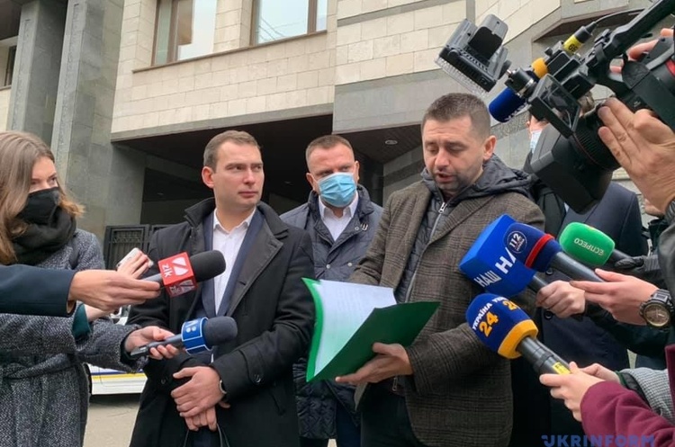 Депутати принесли до КСУ заяву зі зверненням до суддів подати у відставку Депутати принесли до КСУ заяву зі зверненням до суддів подати у відставку
