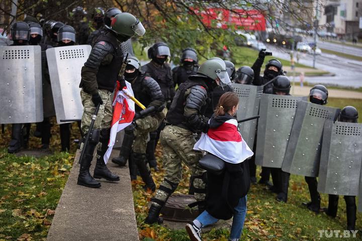 У Білорусі силовики жорстко затримують учасників акцій У Білорусі силовики жорстко затримують учасників акцій