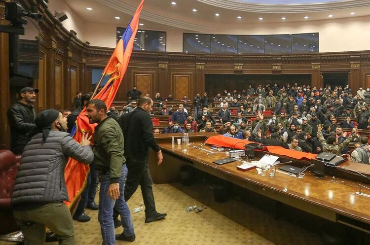 фото DR У Вірменії почалися масові заворушення через мирову угоду щодо Нагірного Карабаху