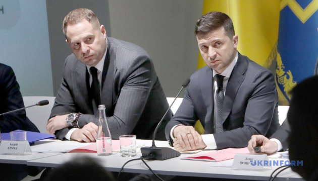 Праворуч – президент України Володимир Зеленський, ліворуч – керівник Офісу президента Андрій Єрмак Зеленський і Єрмак через коронавірус госпіталізовані в «Феофанію»