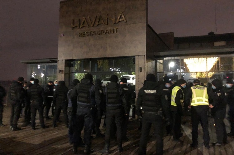 У Києві поліція брала штурмом ресторан, який працював у «карантин вихідного дня» У Києві поліція брала штурмом ресторан, який працював у «карантин вихідного дня»