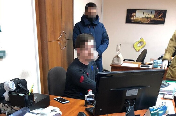 Посадовці податкової та митної служб «зливали» конфіденційну інформацію Посадовці податкової та митної служб «зливали» конфіденційну інформацію