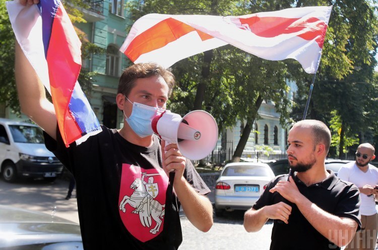 Учасники акції «День народження диктатора» висловлюють підтримку протестувальникам у Білорусії, біля Посольство Республіки Білорусь, в Києві, 30 серпня 2020 р. Білорусь вручила послу України ноту протесту через акції під посольством у Києві
