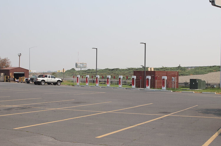 Tesla побудує завод з виробництва зарядних пристроїв для електрокарів в Китаї Tesla побудує завод з виробництва зарядних пристроїв для електрокарів в Китаї