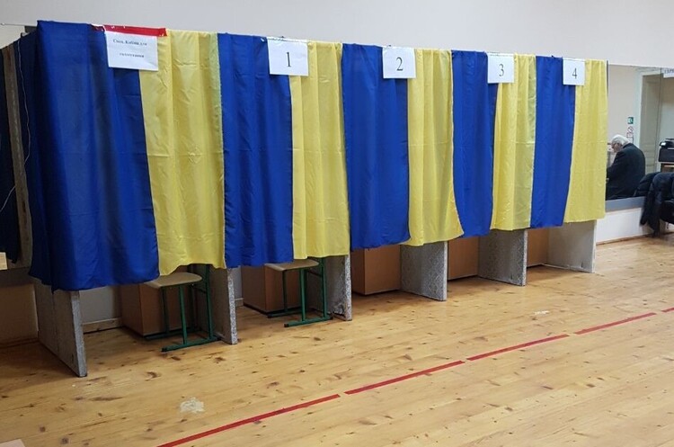 У Чернівцях проводять другий тур виборів мера У Чернівцях проводять другий тур виборів мера