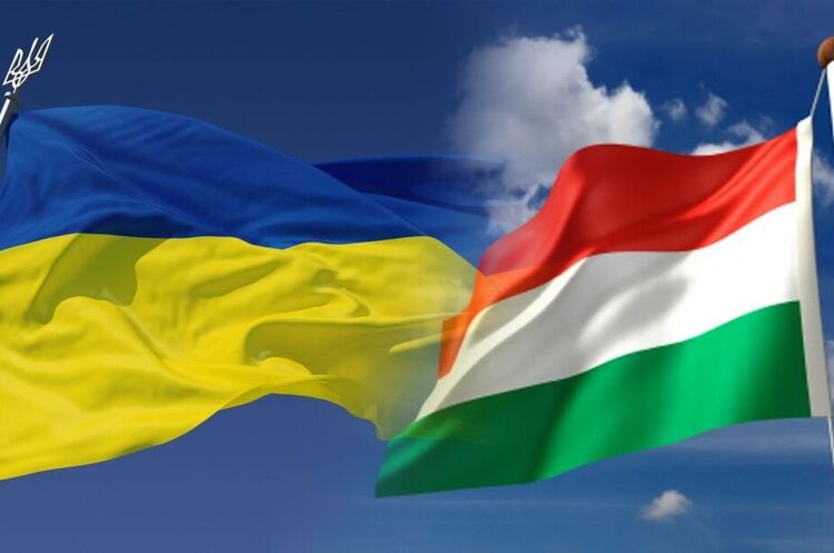 Депутати на Закарпатті заспівали гімн Угорщини Депутати на Закарпатті заспівали гімн Угорщини