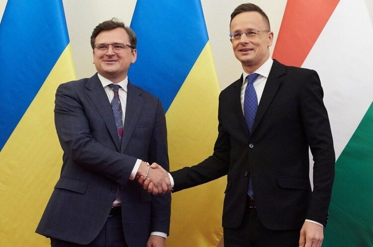 Міністр закордонних справ України Дмитро Кулеба (ліворуч), міністр закордонних справ Угорщини Петер Сіярто (праворуч) Генсек НАТО сподівається, що Угорщина й Україна будуть здатні самостійно вирішити двосторонній конфлікт