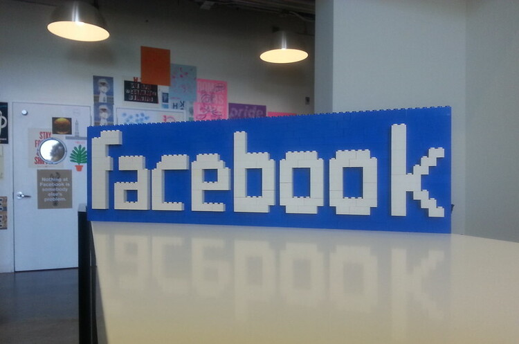 США подали в суд на Facebook за дискримінацію американських робітників США подали в суд на Facebook за дискримінацію американських робітників