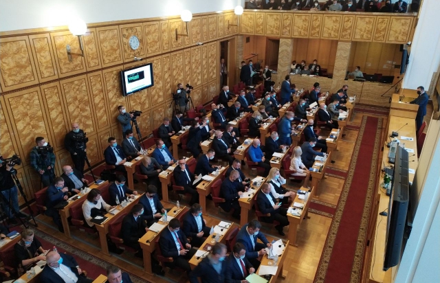 Фракція Партії угорців України «КМКС» пішла з першої сесії Закарпатської облради на знак протесту проти «політичних переслідувань» Фракція Партії угорців України «КМКС» пішла з першої сесії Закарпатської облради на знак протесту проти «політичних переслідувань»