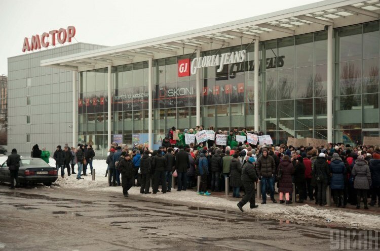 Акція протесту співробітників мережі магазинів «Амстор», 4 січня 2015 р. «Укрексімбанк» продає мережу супермаркетів «Амстор»