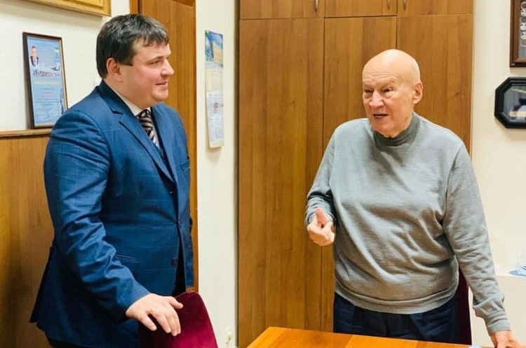 Директор "Укроборонпрому" Юрій Гусєв (ліворуч), новообраний голова наглядової ради підприємства Володимир Горбулін (праворуч) Горбуліна обрали головою наглядової ради «Укроборонпрому»