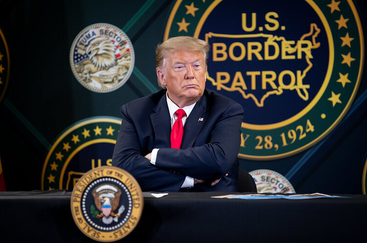 Дональд Трамп Трамп витратив $15 млрд на стіну з Мексикою, але заощадив на вакцинах – NYT