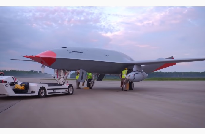 Boeing Boeing успішно запустила дрона, який сам заправлятиме літаки (ВІДЕО)