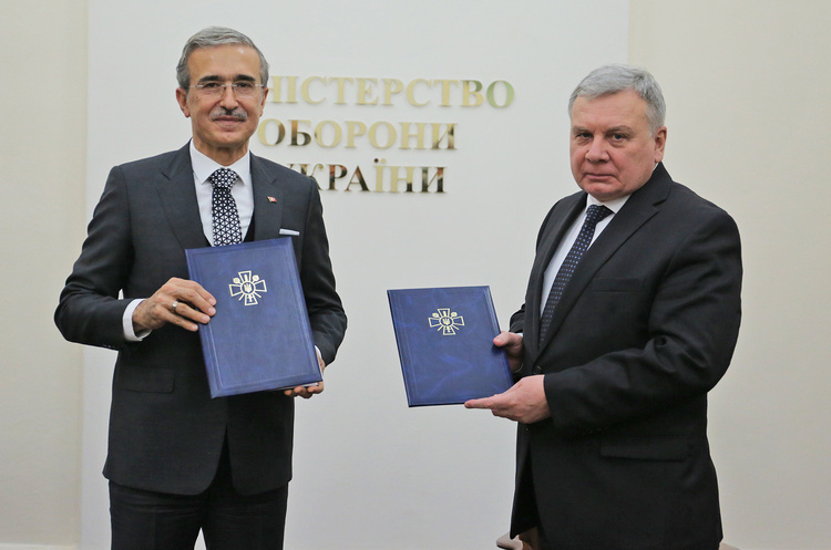 Міністр оборони України Андрій Таран (праворуч), Президент Директорату оборонної промисловості Туреччини Ісмаїл Демір (ліворуч) Міноборони України уклало угоди з турецькими компаніями про постачання корветів і безпілотників