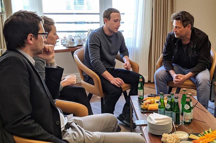 Facebook Mark Zuckerberg Facebook замовив рекламну кампанію в газетах проти Apple