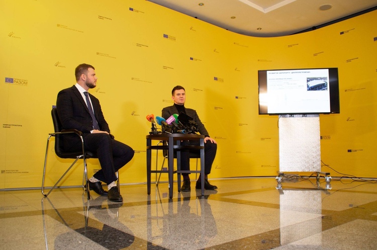 У 2021 році 2,4 млрд гривень з держбюджету підуть на розвиток регіональних аеропортів, - Владислав Криклій У 2021 році 2,4 млрд гривень з держбюджету підуть на розвиток регіональних аеропортів, - Владислав Криклій