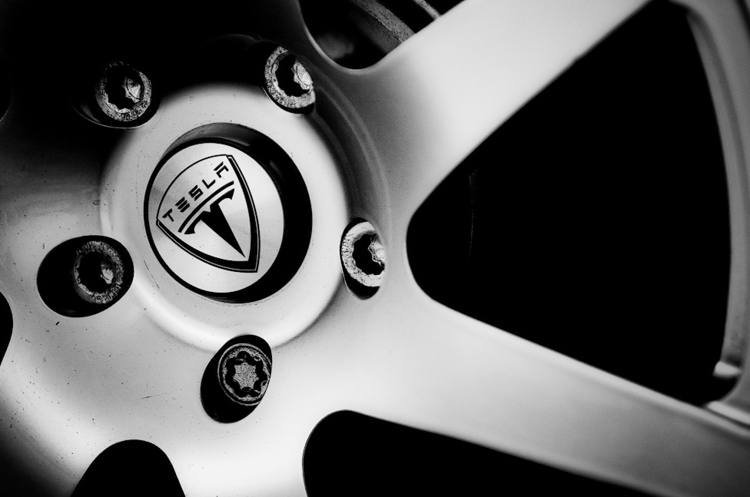 Акції Tesla різко впали під час дебюту на S&P 500 Акції Tesla різко впали під час дебюту на S&P 500
