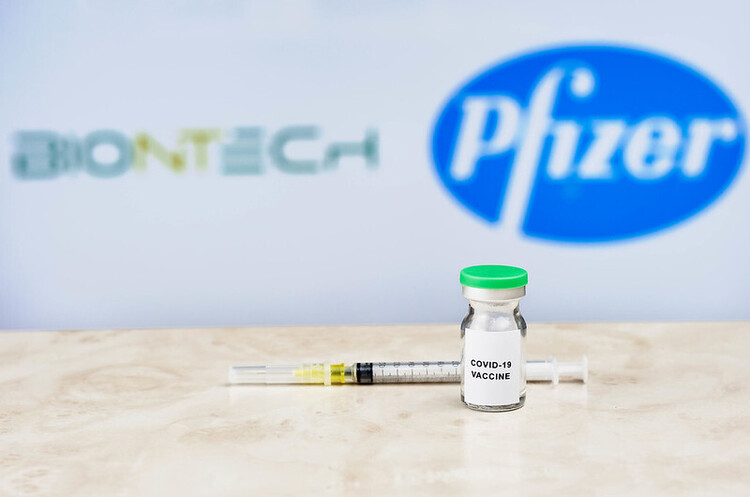 Глава BioNTech переконаний, що вакцина буде ефективною і проти нового штаму коронавірусу