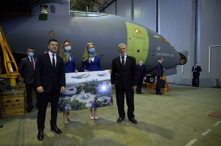 Україна замовила в ДП «Антонов» три літаки Ан-178 – Зеленський Україна замовила в ДП «Антонов» три літаки Ан-178 – Зеленський