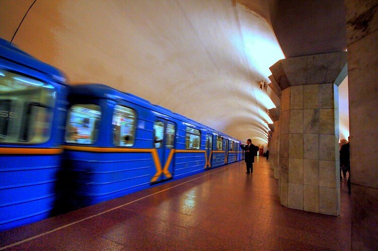 Столичний метрополітен у новорічну ніч працюватиме довше, фунікулер – цілодобово Столичний метрополітен у новорічну ніч працюватиме довше, фунікулер – цілодобово