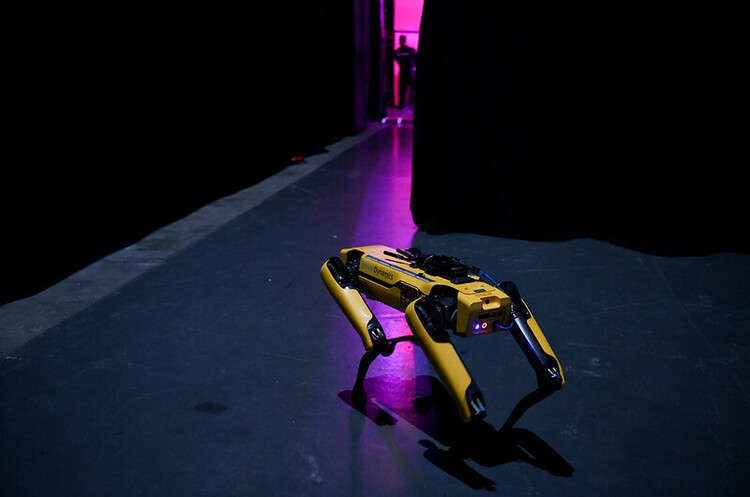 Boston Dynamics зняла новорічний кліп з танцюючими роботами (ВІДЕО) Boston Dynamics зняла новорічний кліп з танцюючими роботами (ВІДЕО)