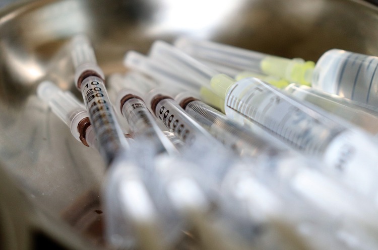 фото pixabay.com Україна обговорила з компанією AstraZeneca терміни поставок вакцини від COVID-19 – МОЗ