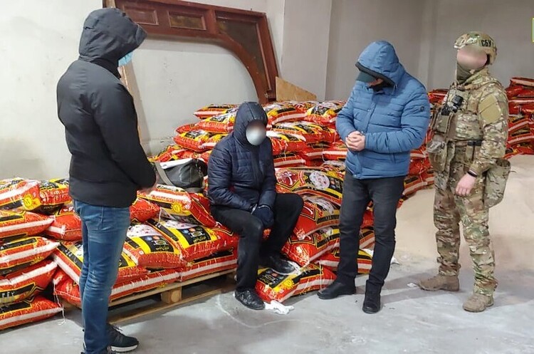 СБУ затримала контрабандистів, які намагалися перевезти понад тонну героїну СБУ затримала контрабандистів, які намагалися перевезти понад тонну героїну