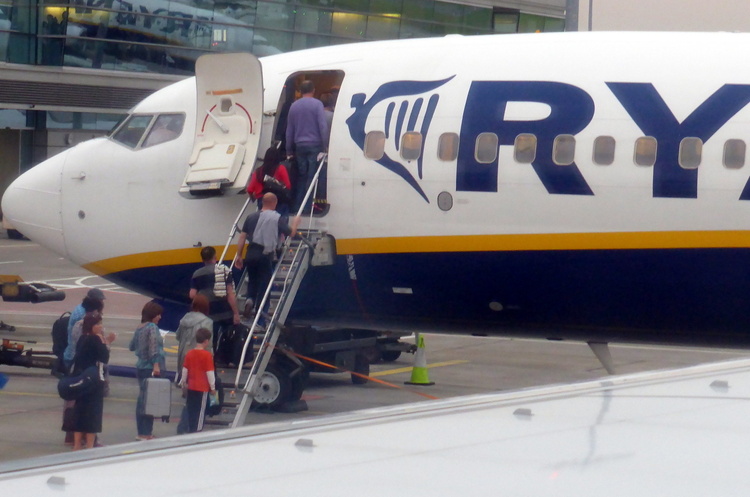 Ryanair призупинить 70% польотів з Києва до кінця березня Ryanair призупинить 70% польотів з Києва до кінця березня