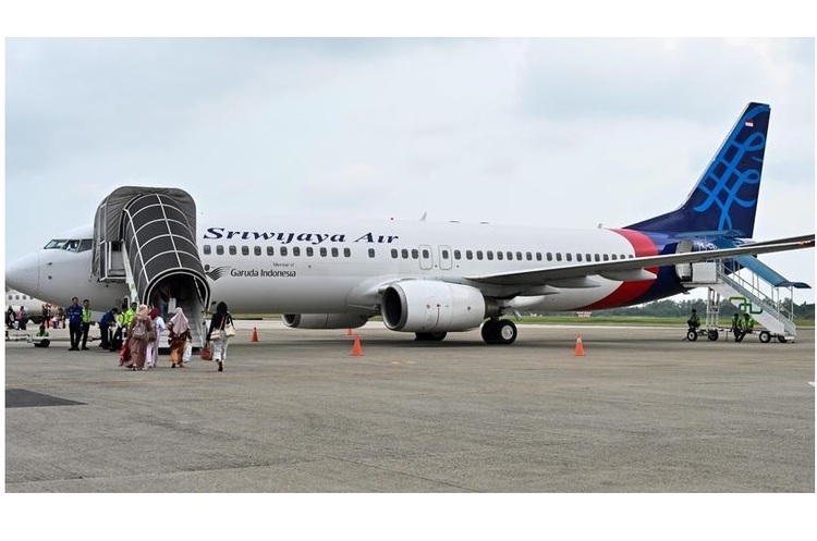 фото APF Пасажирський Boeing 737-500 розбився в Індонезії