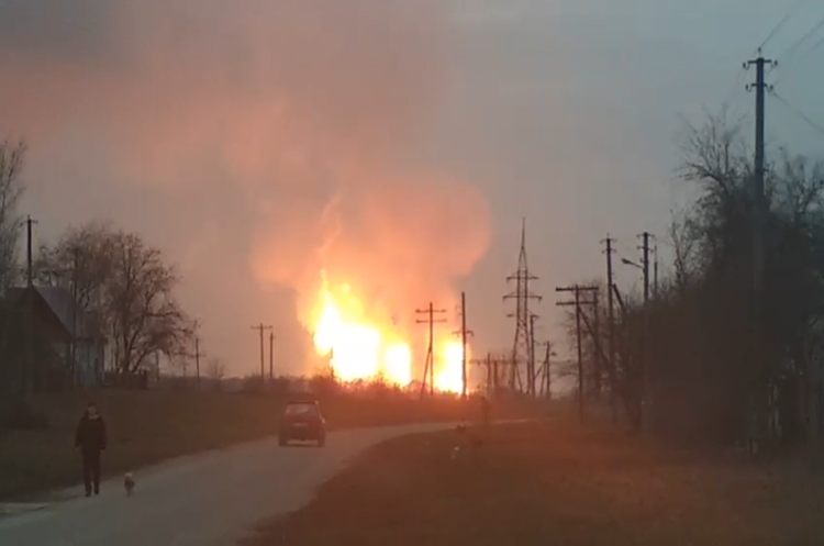 Факельне горіння газопроводу на Полтавщині вдалося зупинити Факельне горіння газопроводу на Полтавщині вдалося зупинити