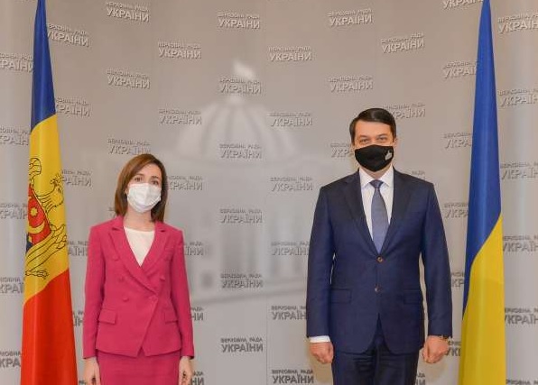 Разумков і Санду обговорили питання захисту територіальної цілісності України та Молдови Разумков і Санду обговорили питання захисту територіальної цілісності України та Молдови