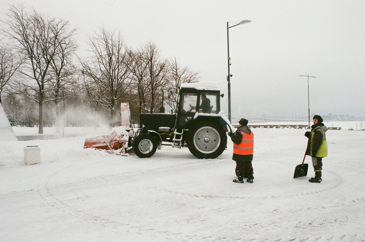 До Харкова через сильний снігопад заборонили пропускати вантажівки
