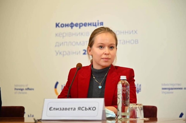 Ексочільниця делегації України в ПАРЄ стверджує, що на неї був прямий тиск з будівлі, де працює Єрмак Ексочільниця делегації України в ПАРЄ стверджує, що на неї був прямий тиск з будівлі, де працює Єрмак
